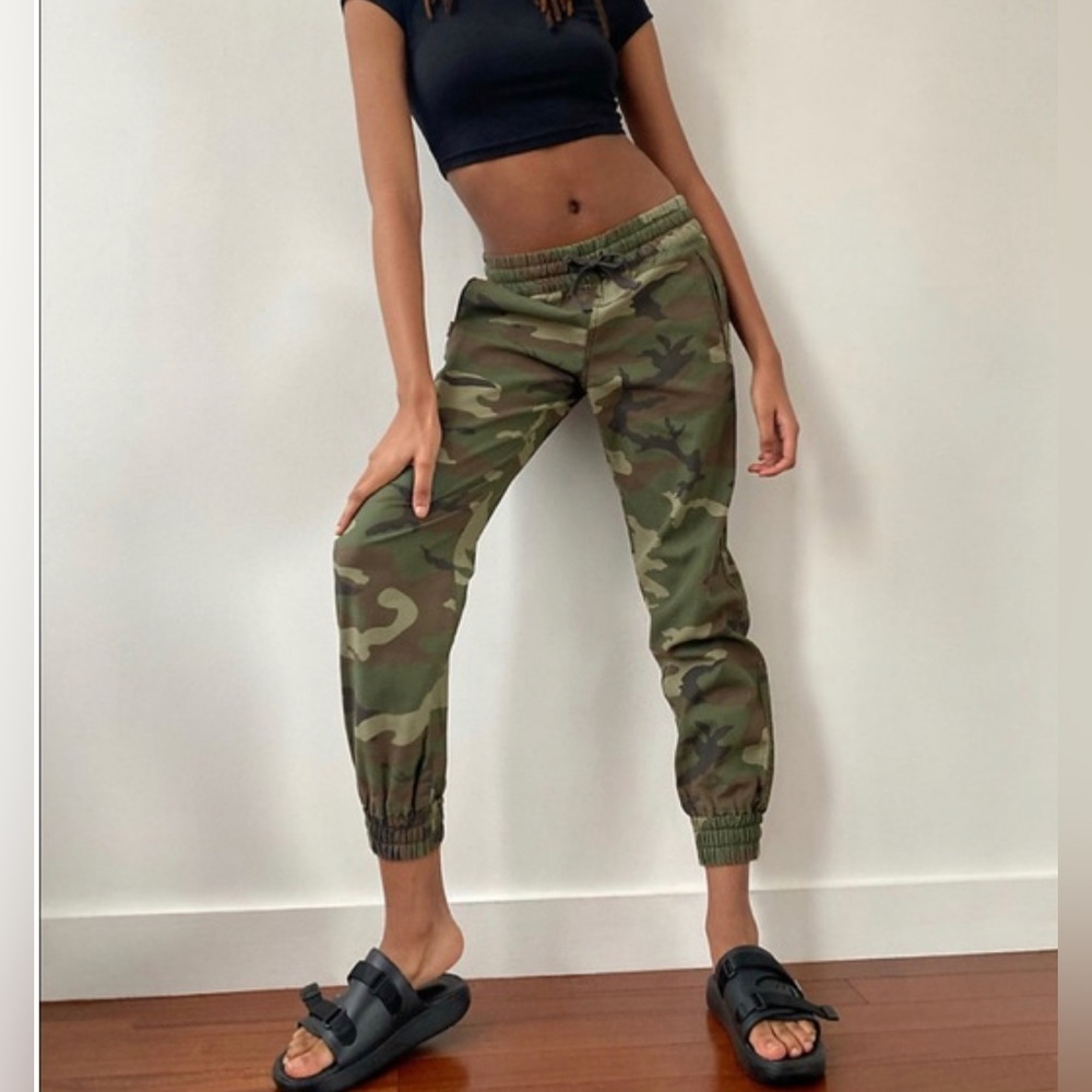 Aritzia TNA Alix pant cropped camo jogger